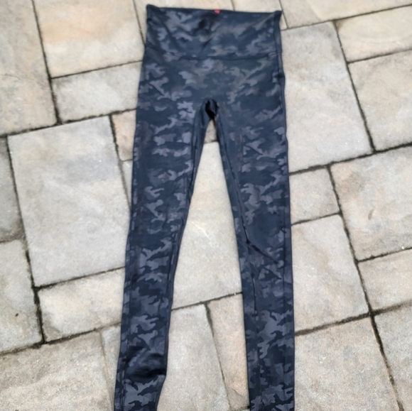 Spanx Faux Leather Camo Leggings M - Picture 2 of 9